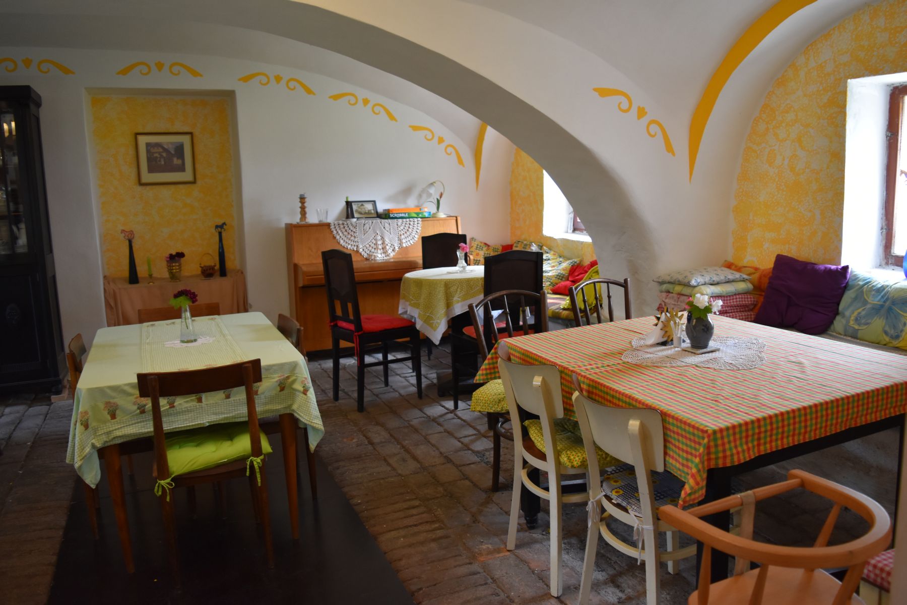 Uvnitř restaurace bez kamen, avšak s klimatizací