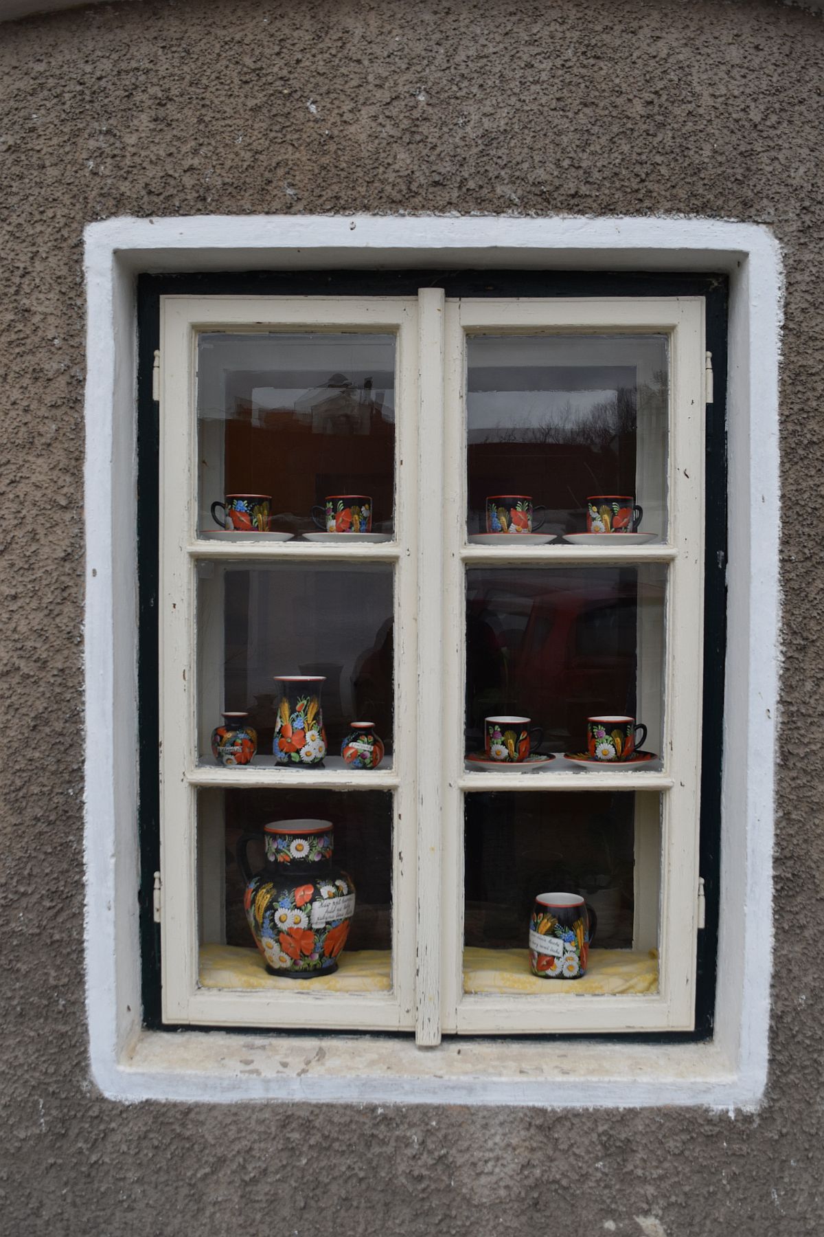 Okno s keramikou z venku 1
