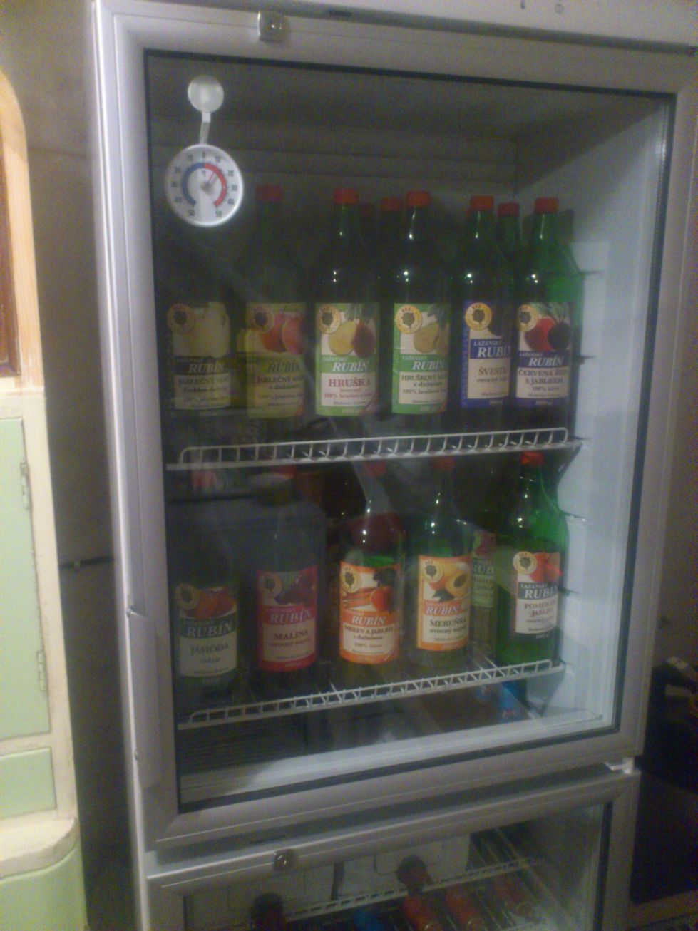 A tady je naše první lednice - dnes zde skladujeme mošty a lahvové pivo