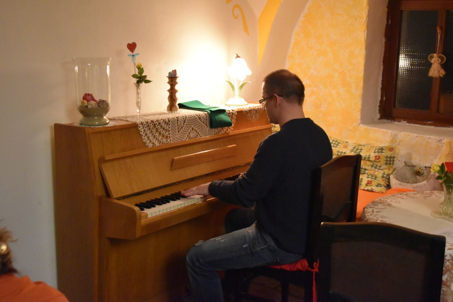 David hraje na piano